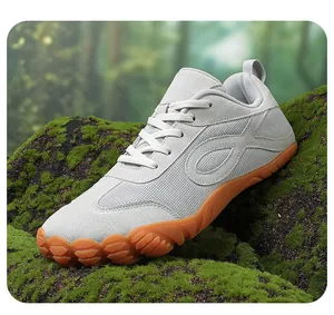 Vista dettagliata delle scarpe a piedi nudi in rete grigia traspirante e camoscio su muschio