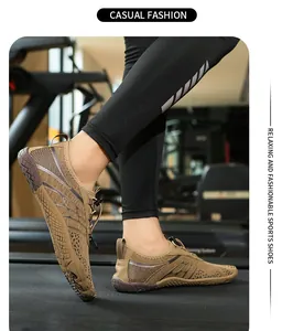 Vue détaillée des chaussures de fitness pieds nus marron sur un tapis de course.