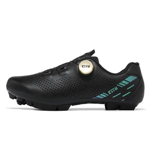 Professionelle schwarze Mountainbike-Fahrradschuhe mit Drehverschluss-System.