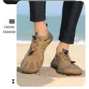 Chaussures d'eau pieds nus en maille kaki avec lacets autobloquants sur la plage