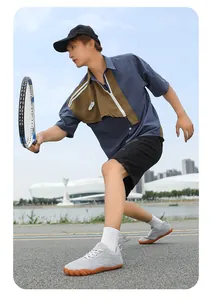 Scatto dinamico di sneaker grigie in mesh traspirante con suola in gomma su atleta.