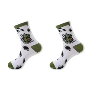 Detailansicht der weißen Crew-Socken mit grünem Dinosaurier-Muster und Akzenten