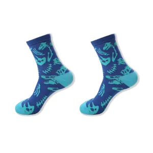 Blaue Socken mit hellblauen Dinosaurier-Skelettmustern und kontrastierender Spitze