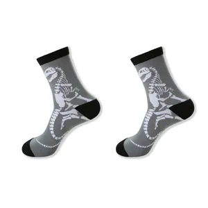 Detaillierte Ansicht grauer Crew-Socken mit einem weißen Dinosaurier-Skelett-Muster