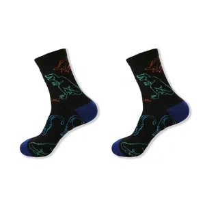 Detailansicht schwarzer Crew-Socken mit bunten Dinosauriermustern und blauen Kontrastfersen