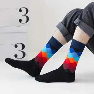 Bunte Socken mit Rautenmuster für Damen und Herren aus bequemer Baumwolle für den Alltag.