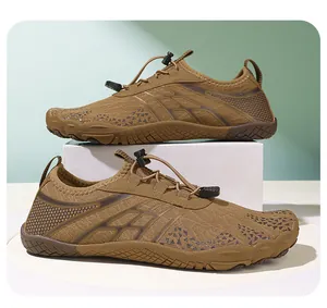 Vue latérale de chaussures d'eau pieds nus en maille marron avec laçage rapide