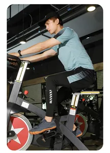 Uomo asiatico in abbigliamento sportivo indossa scarpe traspiranti fly-knit in palestra
