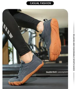 Primo piano di scarpe sportive minimaliste grigie traspiranti su un tapis roulant