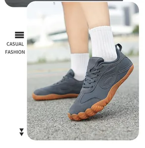 Dettaglio ravvicinato di scarpe da ginnastica tedesche traspiranti in maglia grigia.