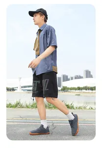 Sneakers GAT grigie in tessuto traspirante su modello per uno stile casual all'aperto