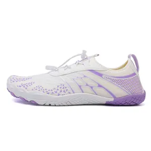Chaussures d'eau pieds nus respirantes pour la natation et la randonnée en blanc et violet.
