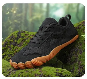 Dettaglio di scarpe sportive traspiranti a punta larga su sfondo di muschio all'aperto