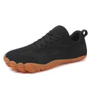 Scarpe sportive minimaliste nere in mesh traspirante con suola in gomma marrone antiscivolo