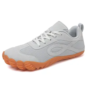 Sneaker traspiranti in mesh grigio con suola in gomma arancione e punta larga per uomo