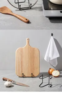 Supporto versatile in ferro nero per tenere un tagliere di legno in cucina moderna