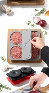 Detalle del molde de silicona para hamburguesas con carne cruda sobre tabla de madera