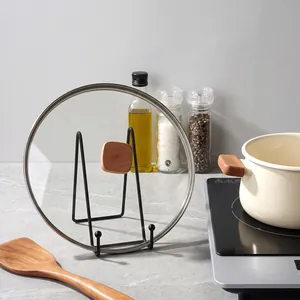 Supporto per coperchi in ferro nero minimalista con dettagli in legno in cucina