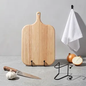 Supporto minimalista in ferro nero per sostenere taglieri e cornici per fotografie