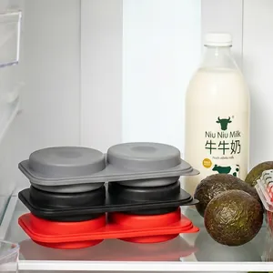 Moldes de silicona multicolores para hamburguesas guardados en el refrigerador