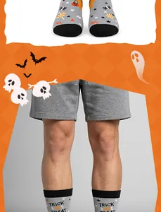 Dettaglio calzini festivi di Halloween con motivi di zucca e scritta Trick or Treat