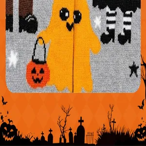 Vista dettagliata di calze di Halloween con motivo di fantasma arancione e zucca