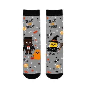 Calze di Halloween con Frankenstein e strega, grigio, testo Trick or Treat, stile festivo.