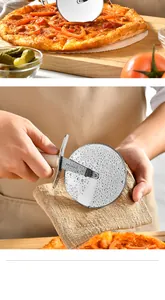 Primer plano de la limpieza de un cortador de pizza de acero inoxidable con gotas de agua.