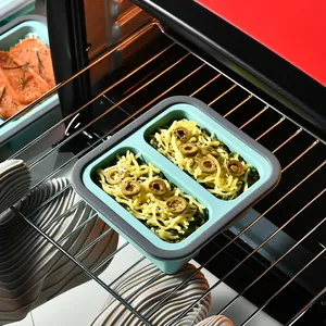 Opvouwbare siliconen bakplaat met twee compartimenten in een keukenoven