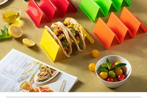 Porta taco in plastica colorata esposti con ingredienti freschi in un ambiente cucina.