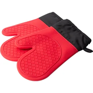 Manoplas de cocina de silicona roja resistente al calor con agarre texturizado y puños negros