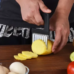 Coupe-frites ondulé en acier inoxydable pour trancher les pommes de terre et légumes.