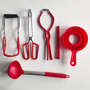 Dettaglio di un set di 6 accessori per conserve rossi su sfondo bianco pulito