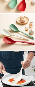 Vue détaillée de l'ensemble spatule-cuillère en silicone résistant à la chaleur en usage