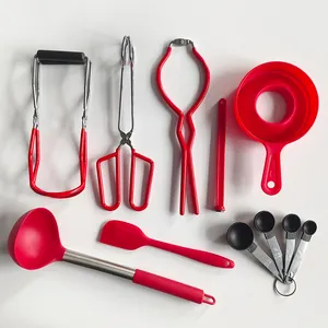Vista dettagliata del kit per conserve rosso da 7 pezzi con il solleva barattoli