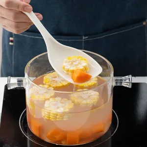 Louche spatule en silicone résistante à la chaleur avec graduations en action
