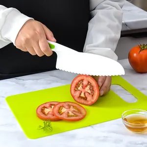 Weißes Kunststoff-Obstmesserset für Kinder mit grünem Schneidebrett zum Tomatenschneiden