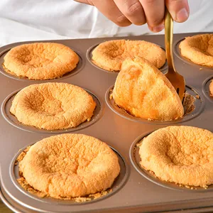Antihaftbeschichtete 9-Cup Muffinform Backform mit frisch gebackenen goldbraunen Kuchen