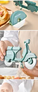Nahaufnahme eines kreativen Pizzaschneiders in Motorradform mit Edelstahl-Schneidrädern