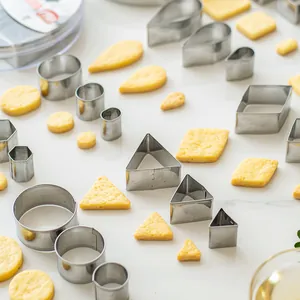 24-delige geometrische roestvrijstalen koekjesvormenset voor DIY bakken op marmeren