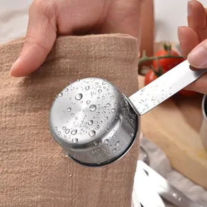 Robuster Messbecher aus Edelstahl mit Wassertropfen für präzises Backen in der Küche.