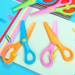 Forbici di sicurezza in plastica per bambini con molla e punte arrotondate per l'artigianato