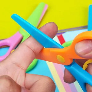 Forbici di sicurezza in plastica per bambini con design auto-rimbalzante