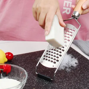 Roestvrijstalen handkaasrasp met houten handgreep voor efficiënt raspen in de keuken