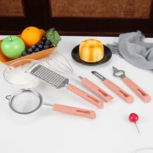 Set di 5 utensili da cucina in acciaio inox con manici rosa corallo per dolci
