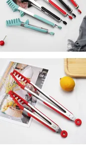Vue détaillée des pinces alimentaires en silicone rouge, noir et turquoise avec poignées inox
