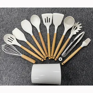 Vue détaillée de l'ensemble de 11 ustensiles de cuisine en silicone blanc et bois