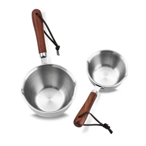 304 Edelstahl Mini-Öltopf mit ergonomischem Holzgriff und Ausgießer für die Küche.