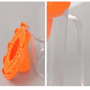 Detail van handmatige citruspers met oranje zeef en doorzichtige plastic handgreep.