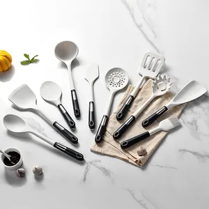Moderno set da 13 pezzi di utensili da cucina in silicone bianco con manici ergonomici neri